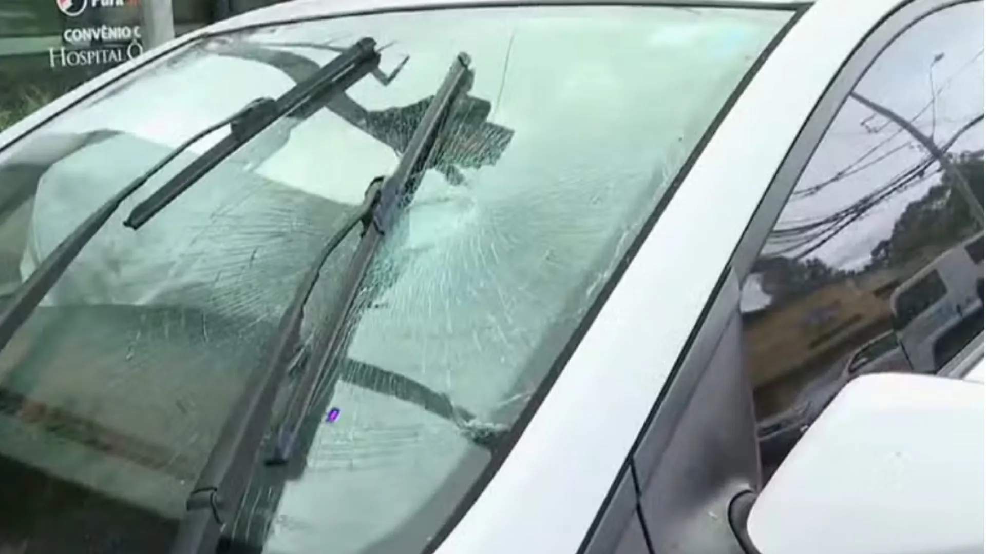 Mulher bate o carro ao tentar fugir do namorado violento em Curitiba