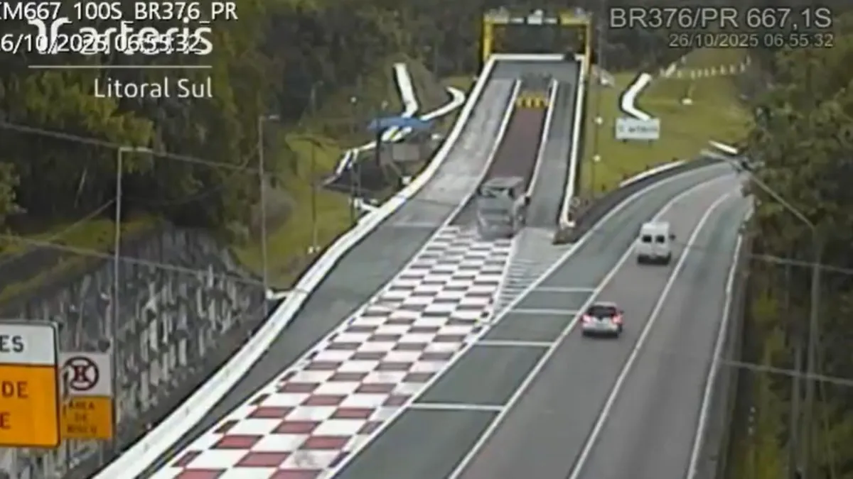 Ônibus recorre a área de escape da BR-376 após pane nos freios