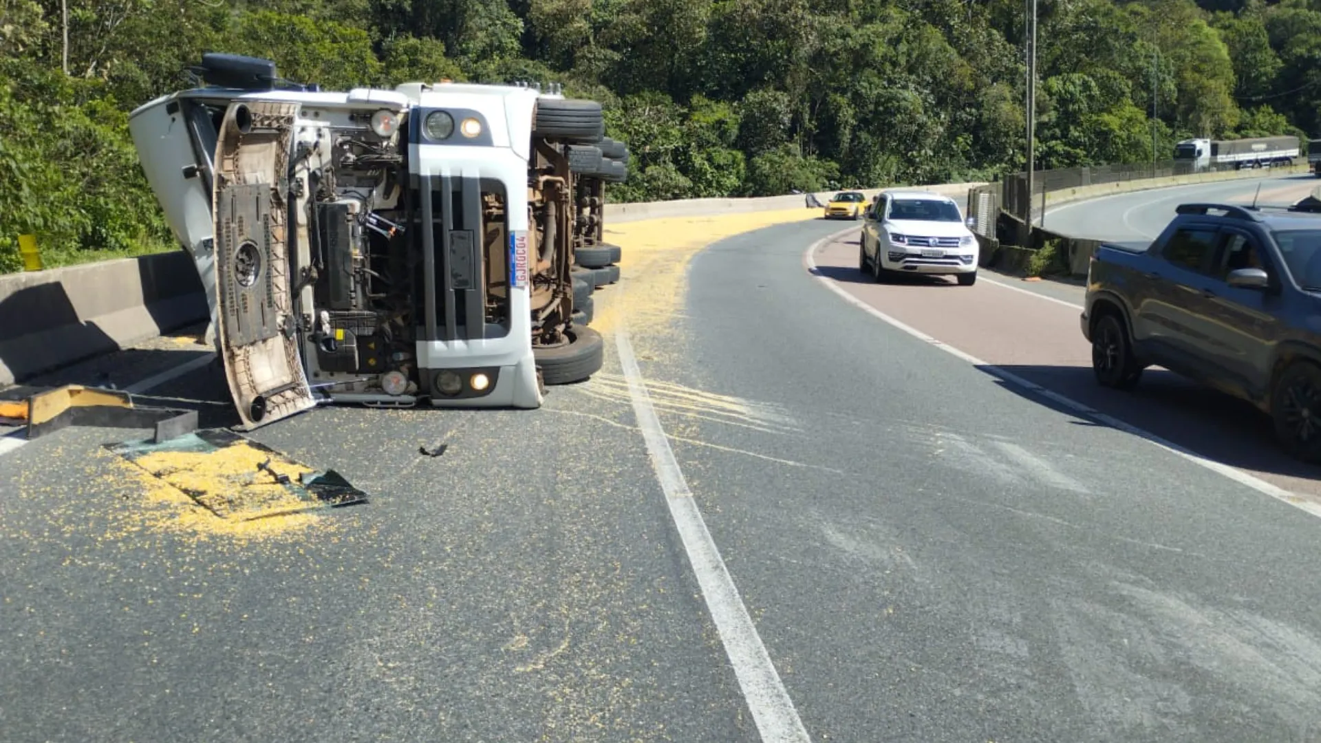Caminhão tomba na BR-376 e pista fica bloqueada por mais de duas horas