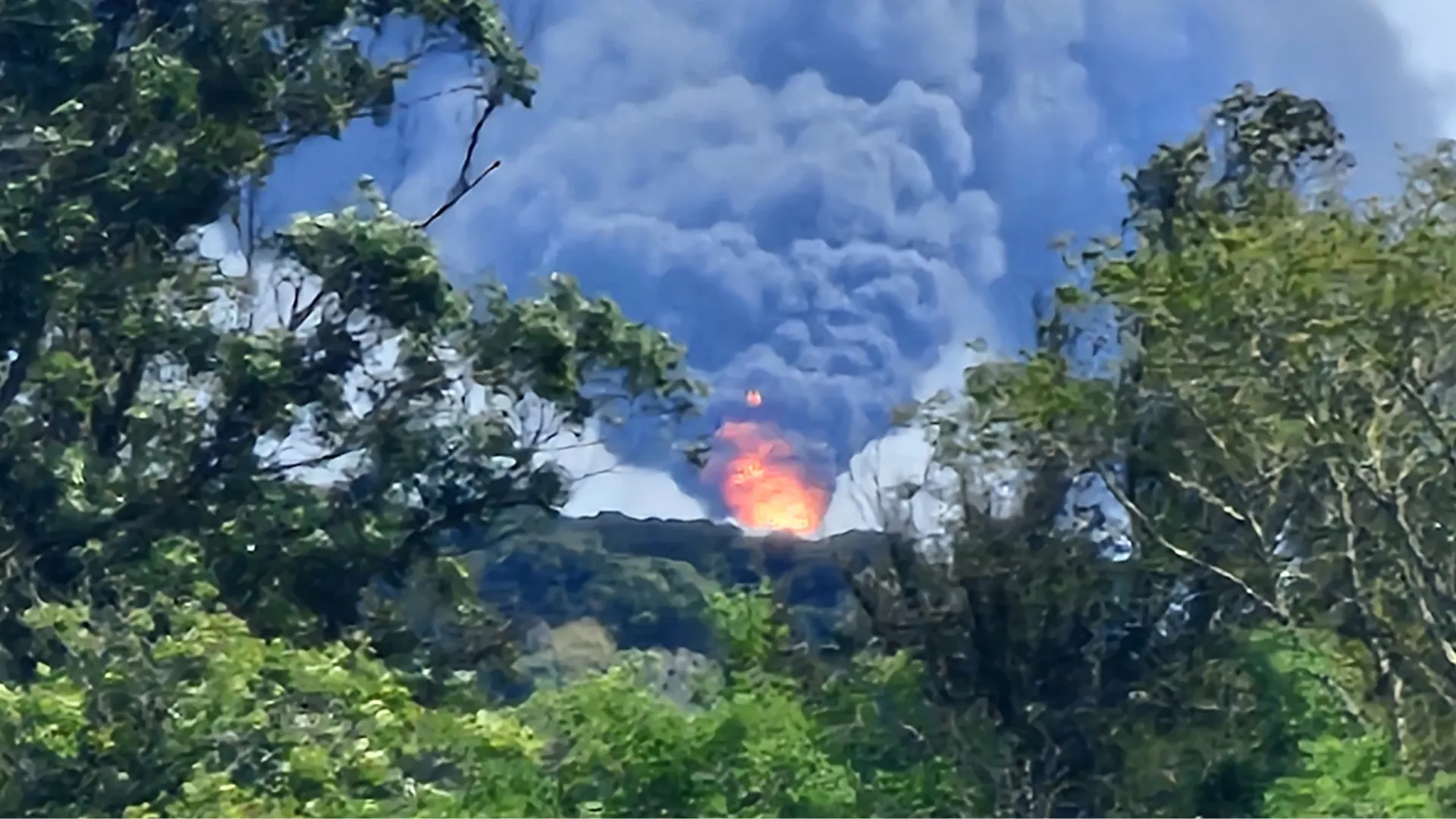 Fogo forte e fumaça escura assustam moradores de cidade na RMC