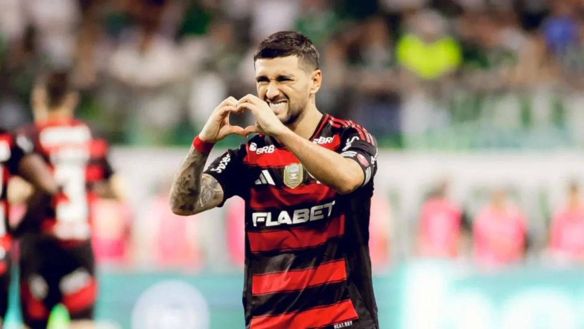 Arrascaeta foge de multidão e se depara com assalto