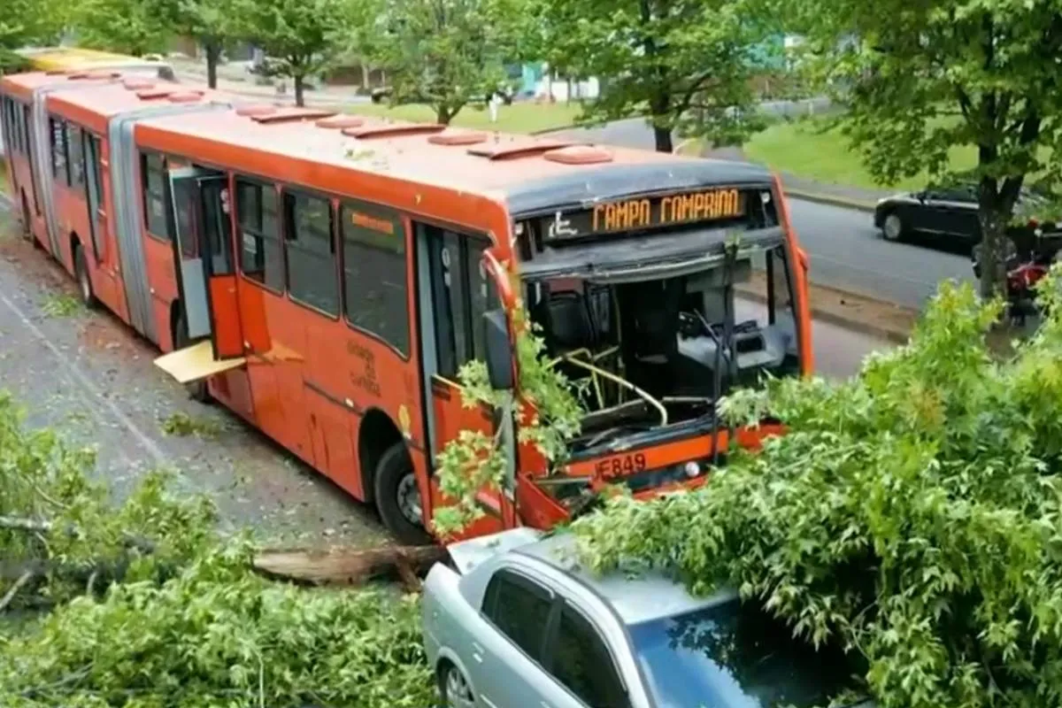 Ônibus circular recém-reformado se envolve em novo acidente em Ubiratã