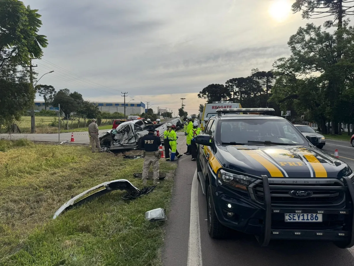 Acidente na BR-476 deixa dois mortos e criança é ejetada de carro