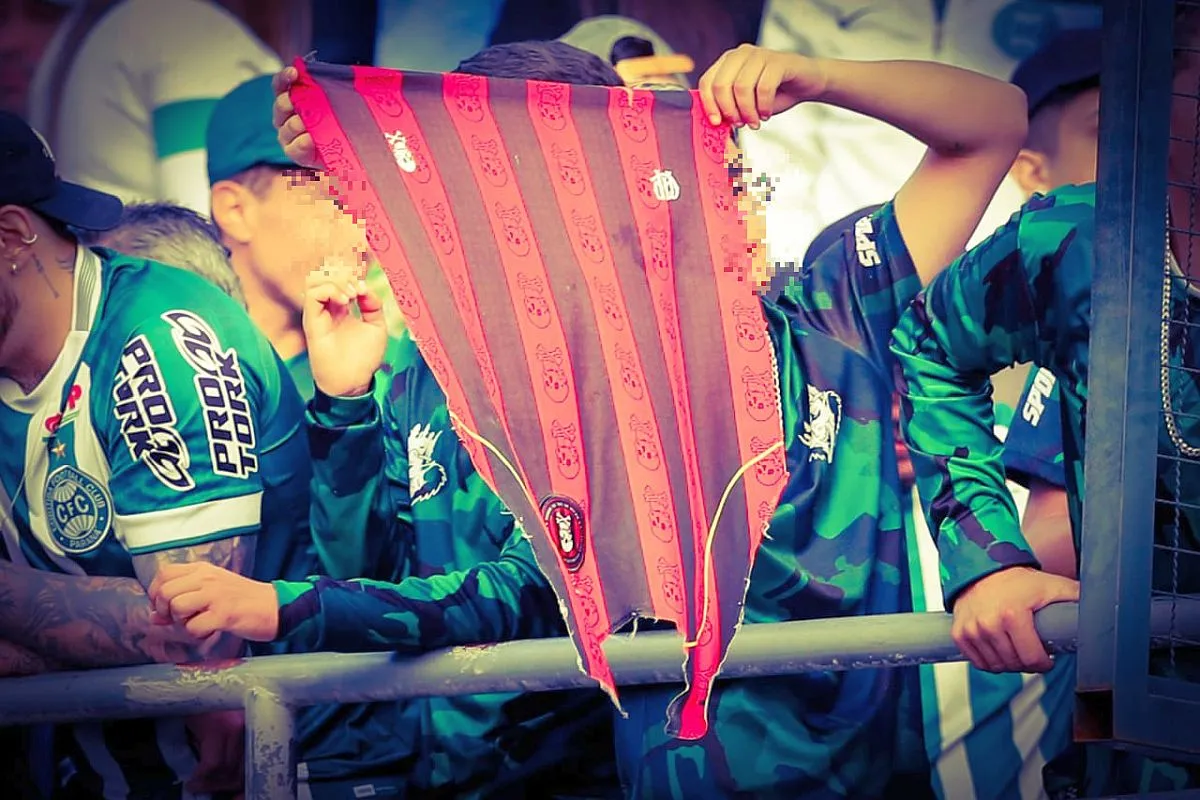 Athleticano tem pernas quebradas por torcida rival em briga generalizada