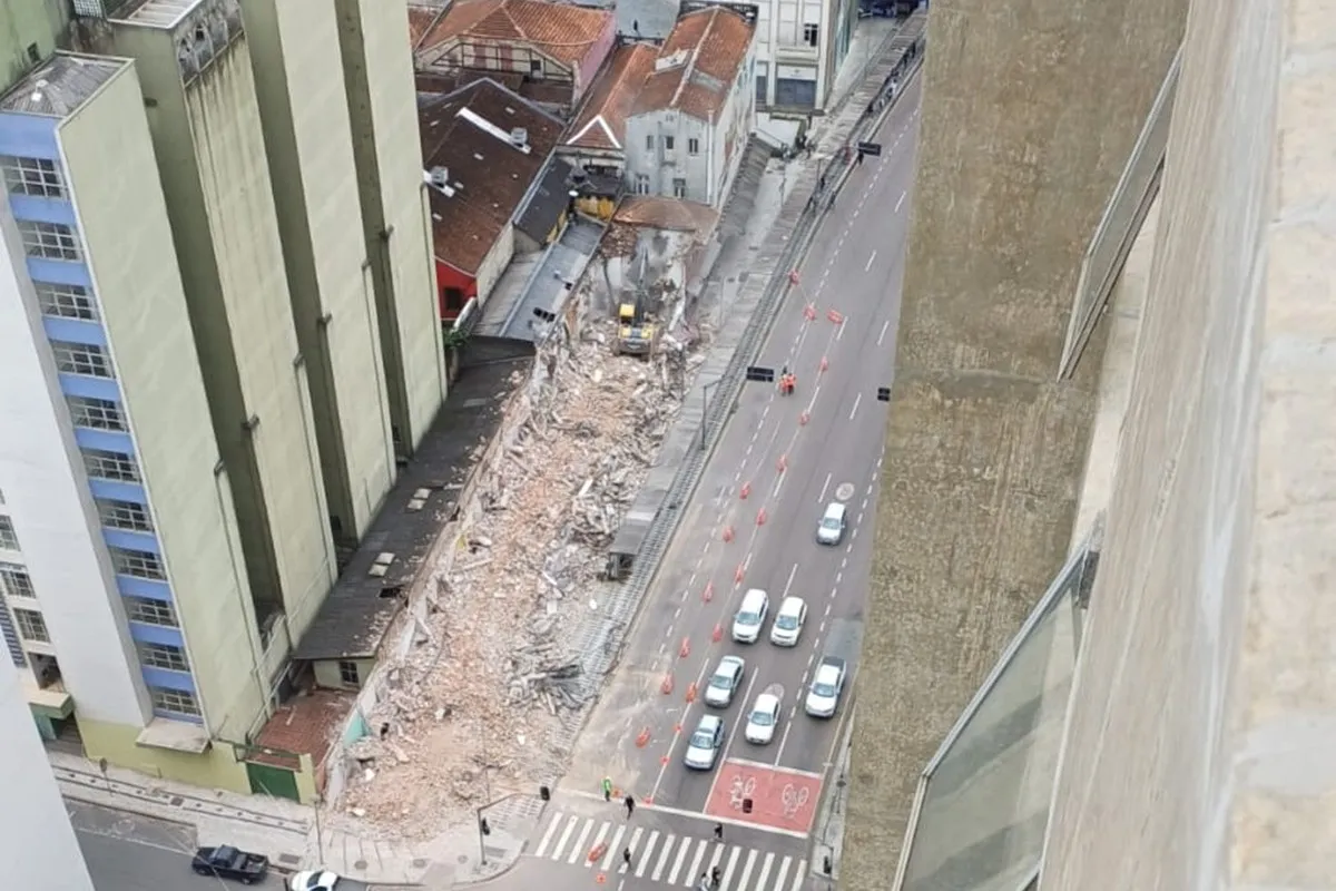 Curitiba derruba imóveis desapropriados no Centro