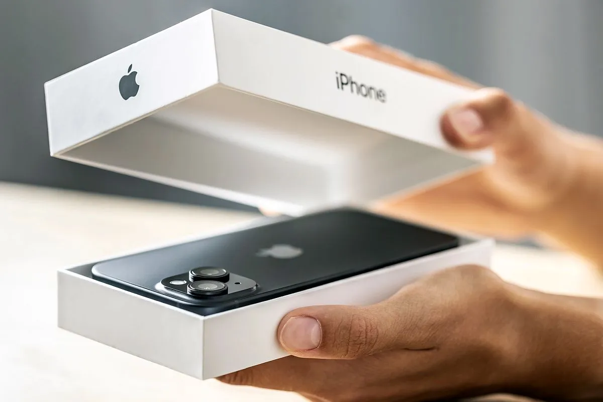 Leilão com dezenas de iphones e eletrônicos recebe lances nesta quinta