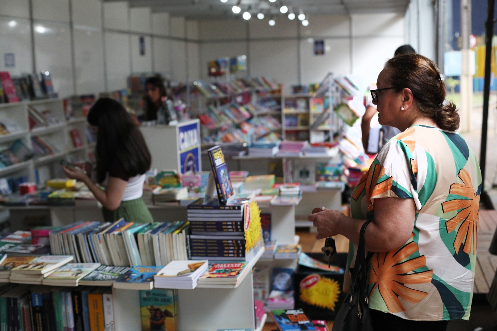 Com descontos especiais, Feira do Livro atrai apaixonados por literatura em Cascavel