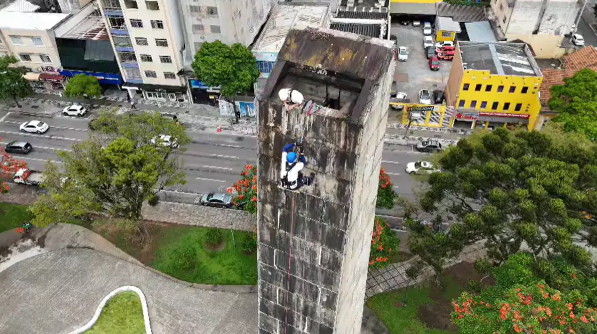 Alpinistas encaram 44 metros para limpar obelisco em Curitiba