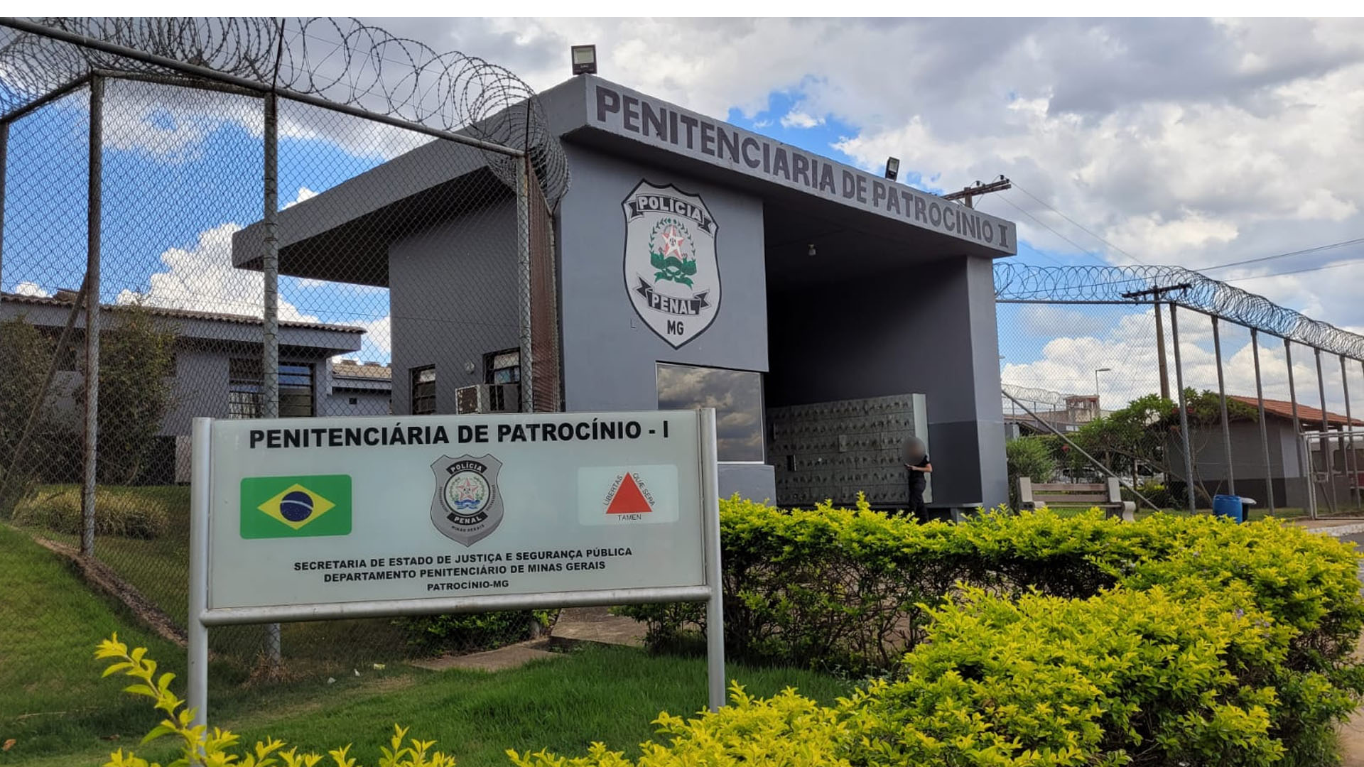 Professora é flagrada fazendo sexo com detento em sala de aula de penitenciária
