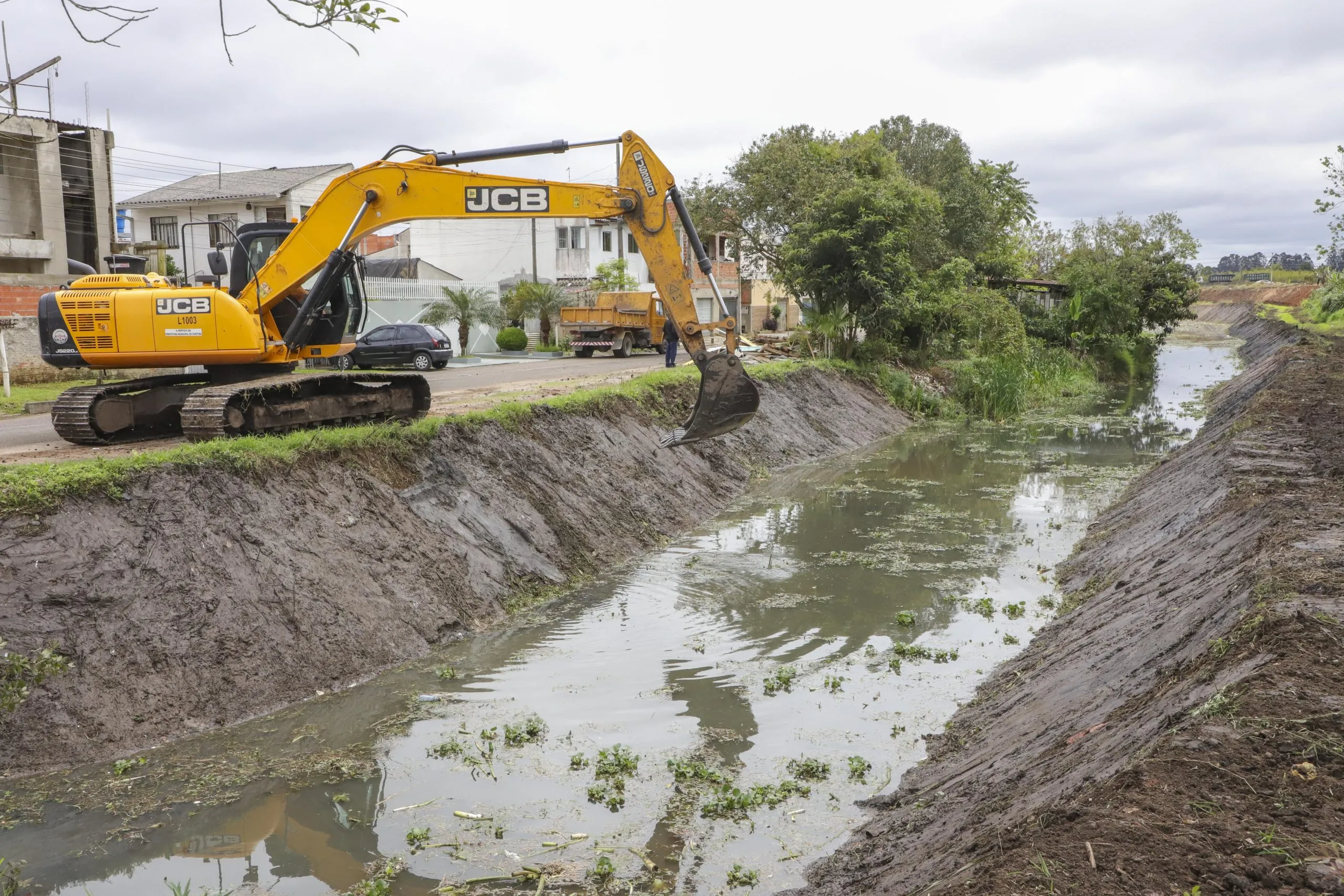 Canais de drenagem recebem limpeza para prevenção de alagamentos