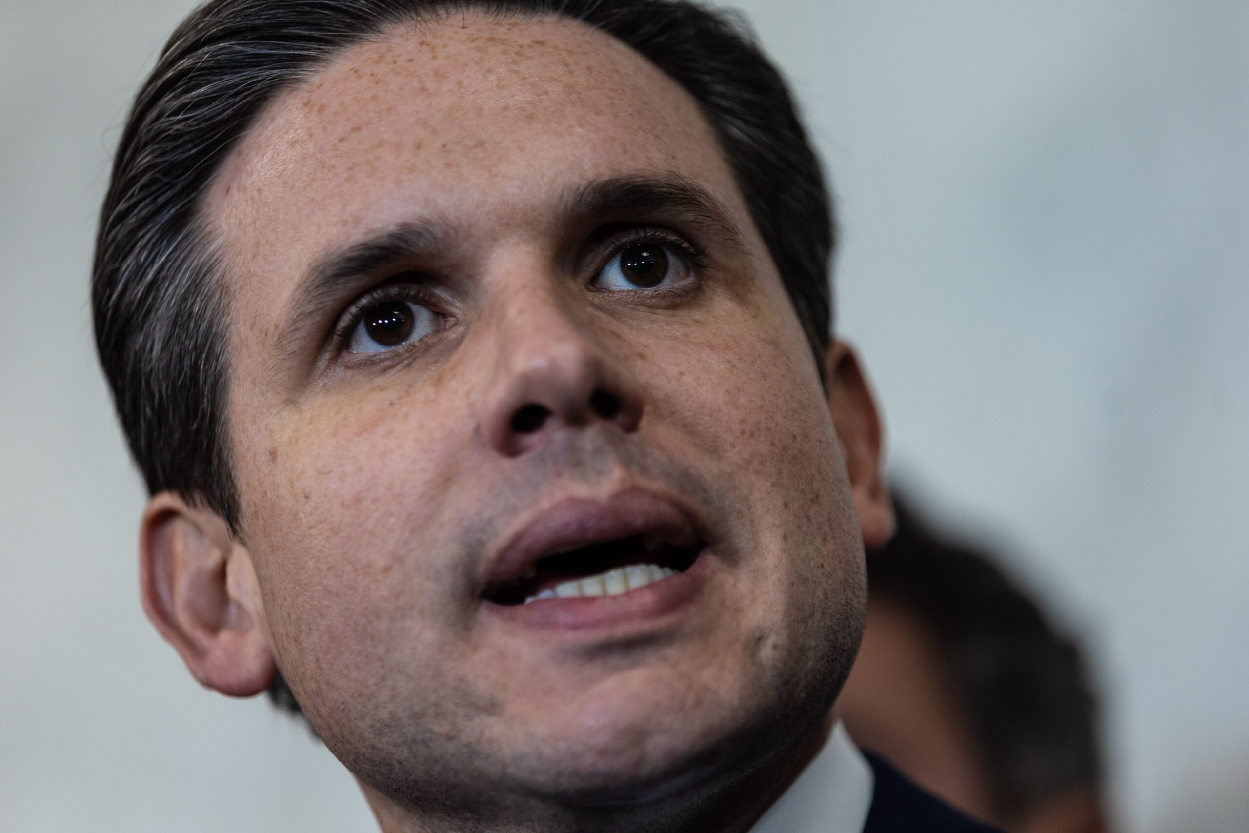 Hugo Motta restringe voto de deputado no exterior após caso Ramagem