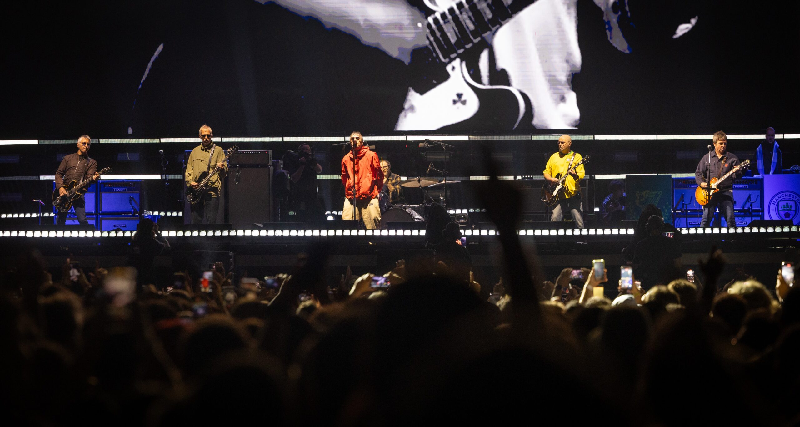 Banda Oasis libera uso de apenas duas camisas de futebol em show em SP; entenda