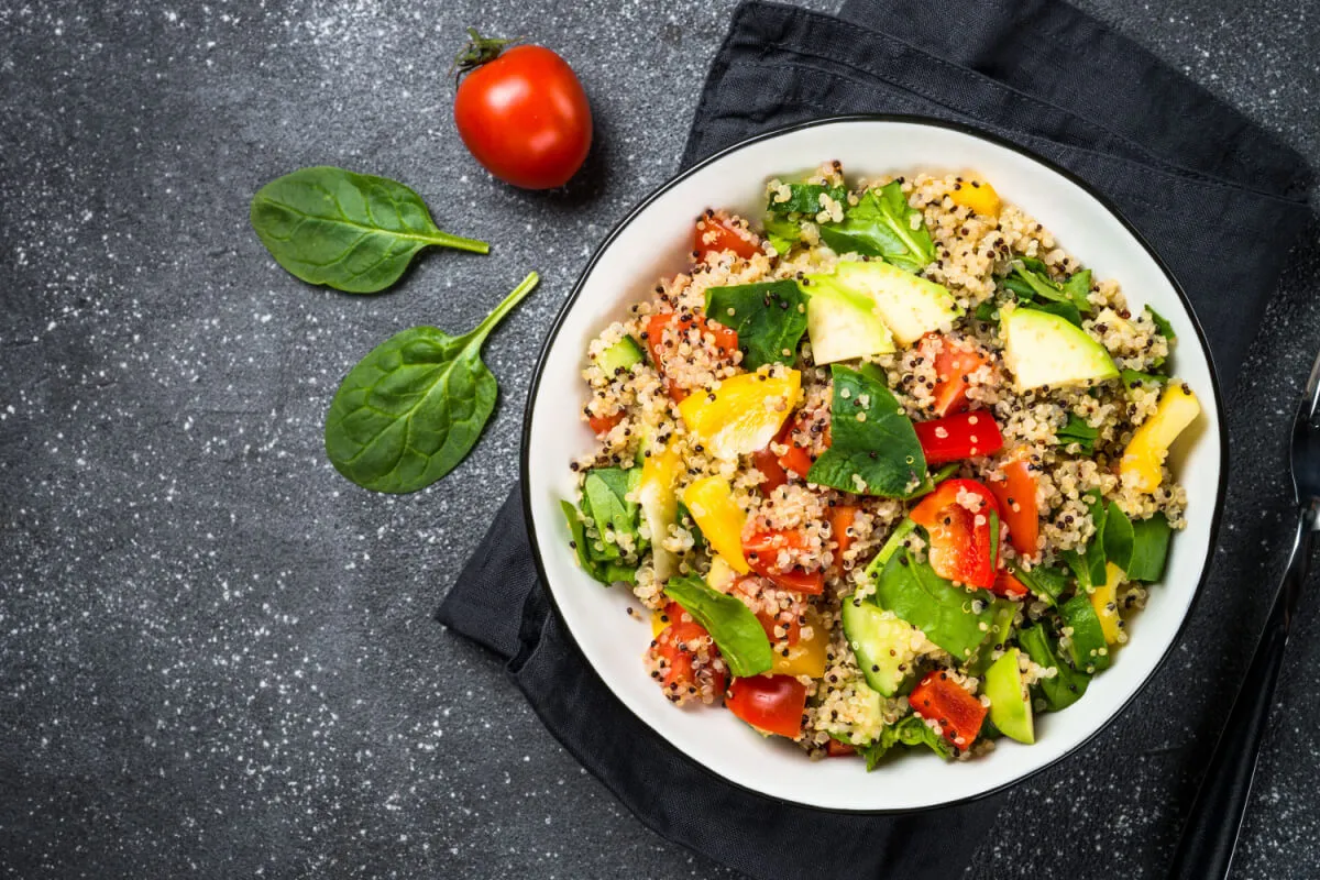 9 receitas de saladas detox para o jantar