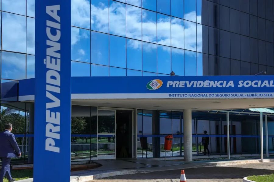 INSS começa a pagar aposentados e pensionistas nesta segunda; veja calendário de novembro