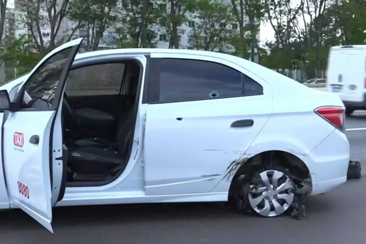 Acidente entre carro e moto deixa um ferido no centro de Ubiratã