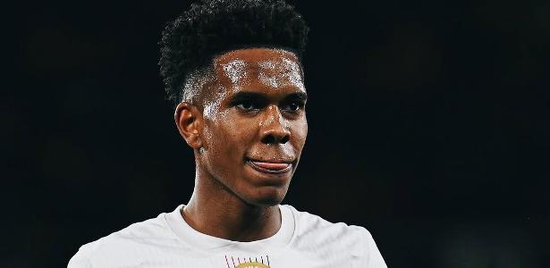 Ausência de Estêvão em vitória do Chelsea é celebrada por torcedores