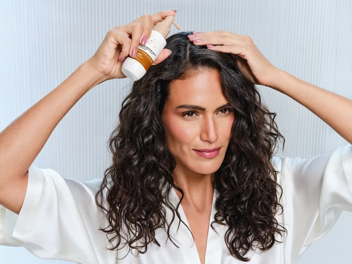 Fio de cabelo branco vale sérum da Natura em ação em Curitiba