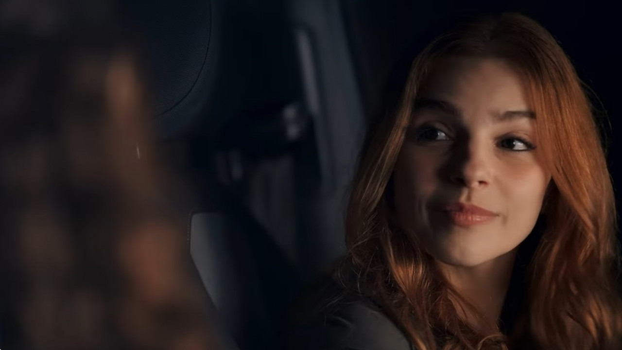 Juquinha vai pra cima e tasca beijo em Lorena: “Namorada”