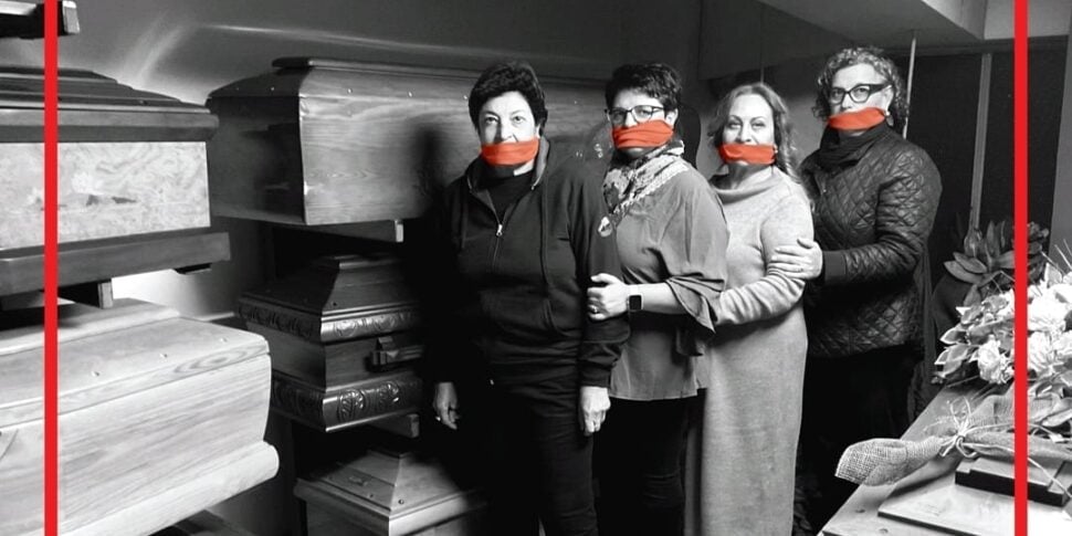 Immagine-shock della Uil Catania per la Giornata contro la violenza sulle donne