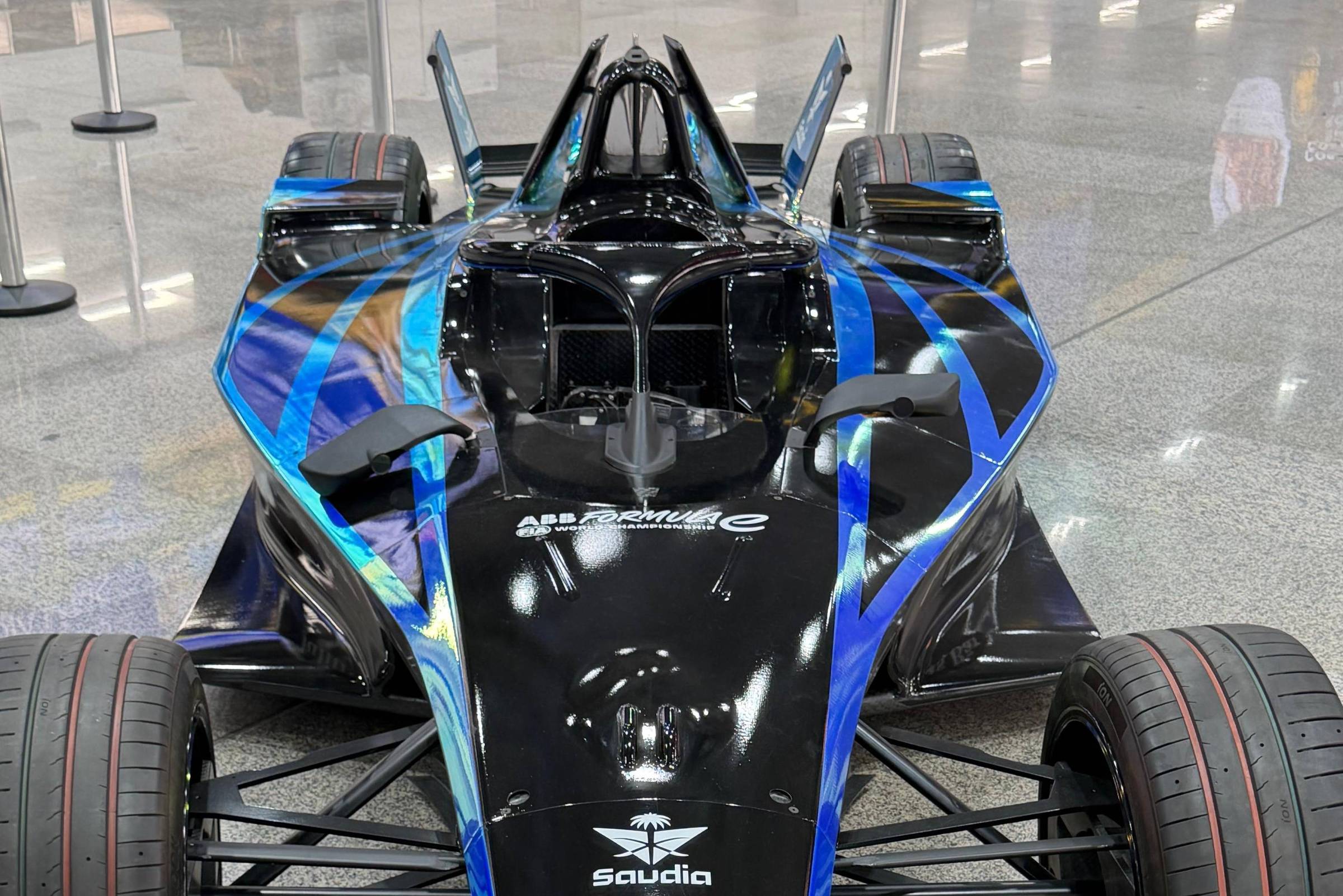 Drugovich pilota carro da Fórmula E em aeroporto de SP – 03/12/2025 – Mônica Bergamo