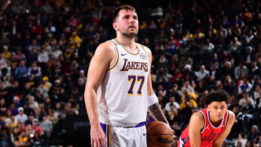 Lakers lose Luka Doncic to leg contusion vs. Clippers