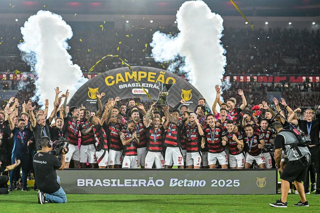 Flamengo lidera pelo sexto ano consecutivo, e Corinthians assume 2ª posição