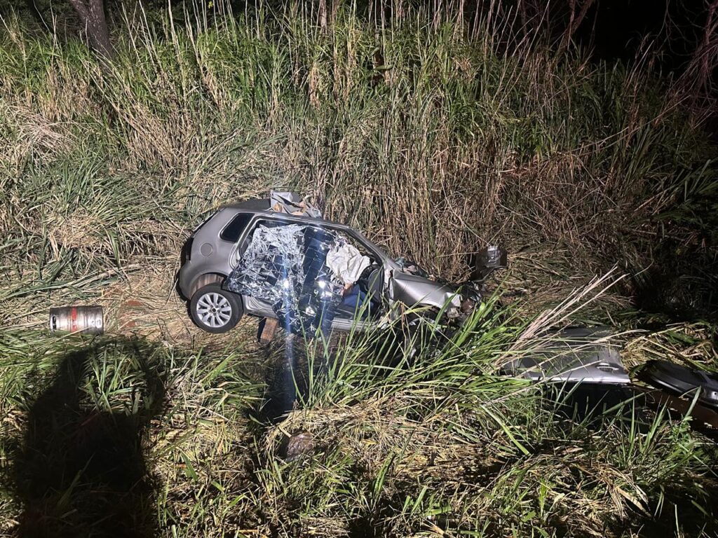 Caminhão de chope capota e tragédia na PR-444 deixa cinco mortos em Arapongas 