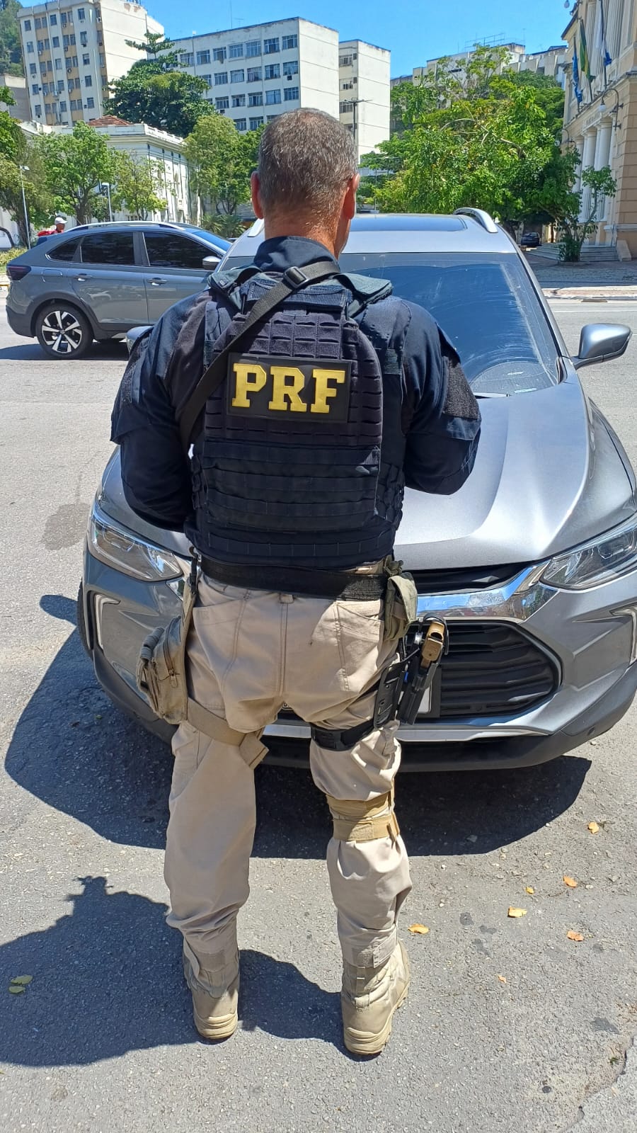 PRF recupera carro roubado após perseguição em direção à Ponte Rio-Niterói