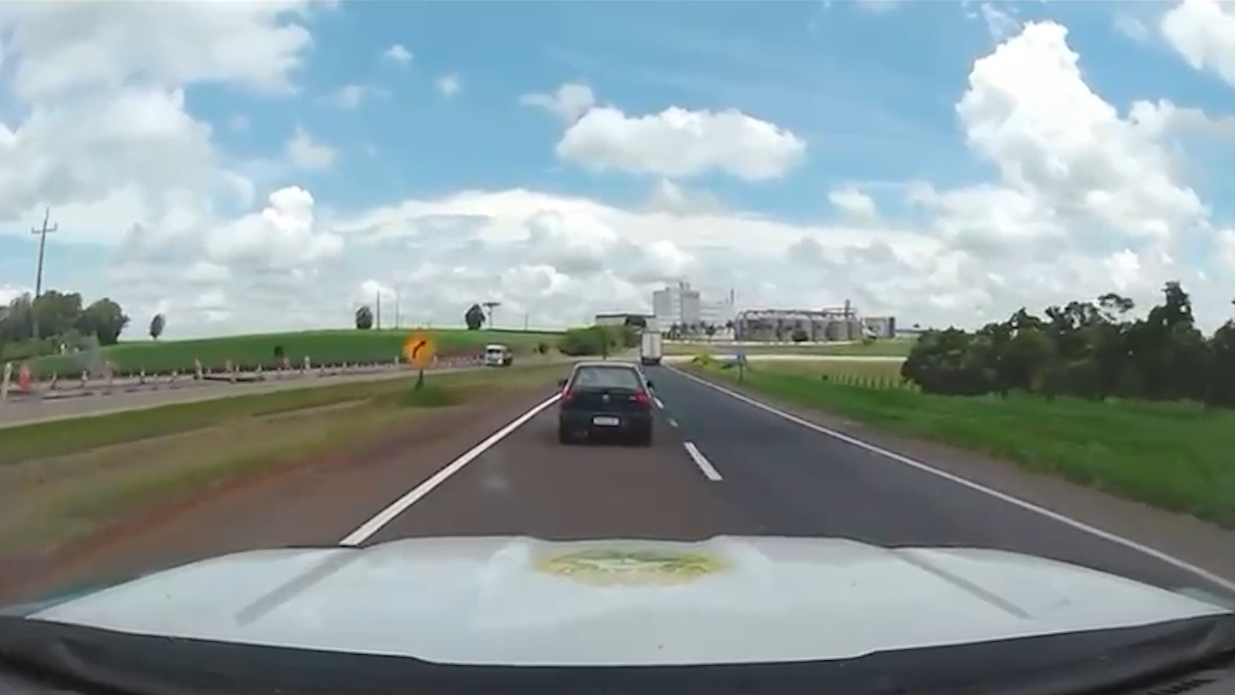 Vídeo de viatura flagra perseguição policial que terminou em apreensão de maconha