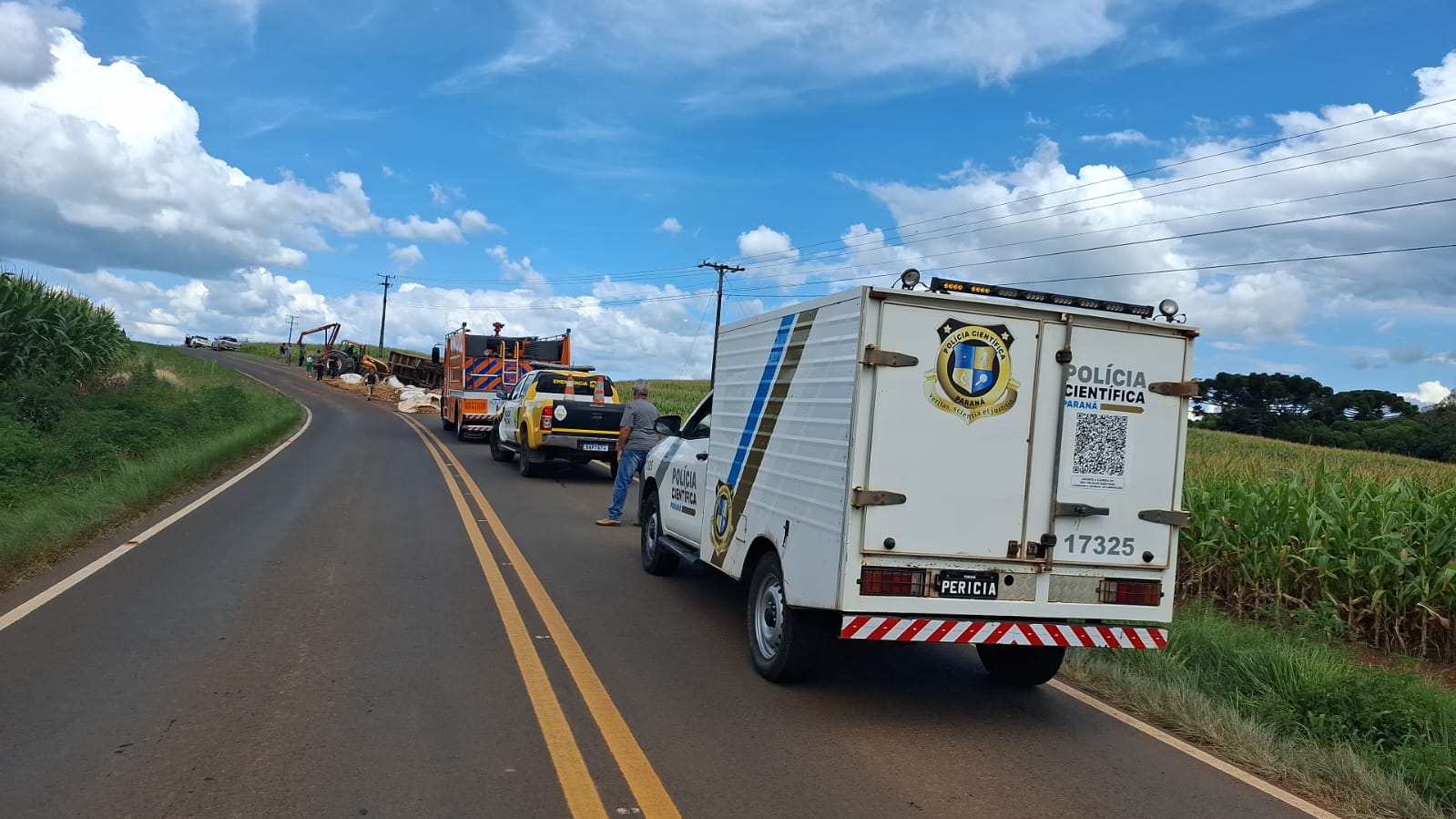 Caminhão tomba, carga de batatas se espalha e jovem morre preso às ferragens