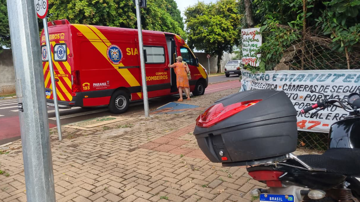 Homem é socorrido após acidente entre carro e motocicleta na Rua Cuiabá