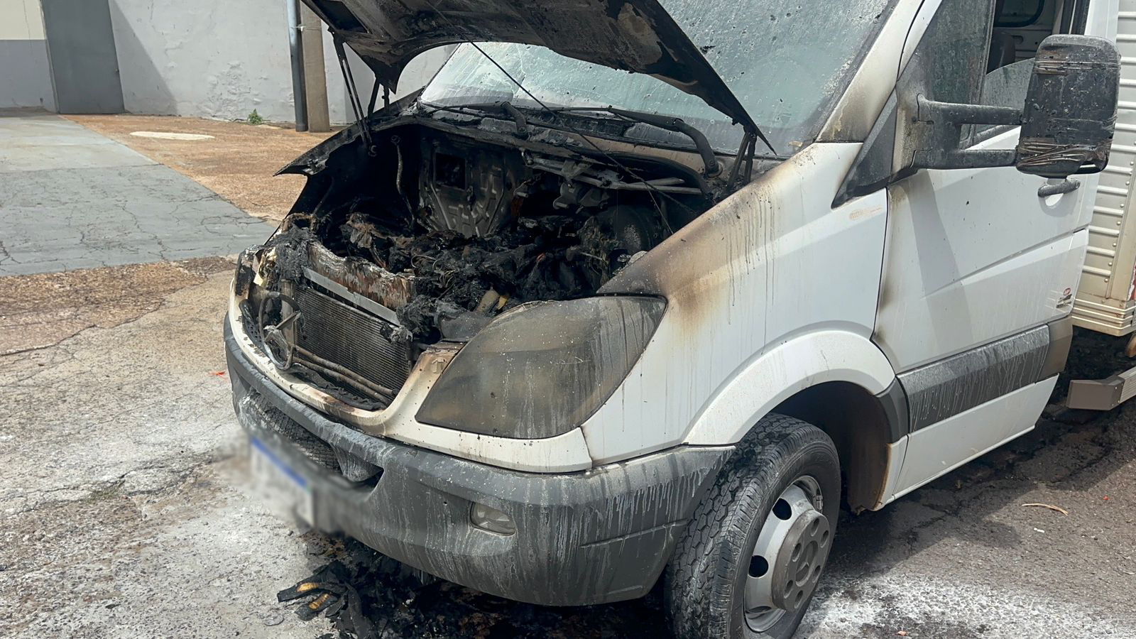Mercedes-Benz Sprinter pega fogo após possível curto-circuito em Cascavel