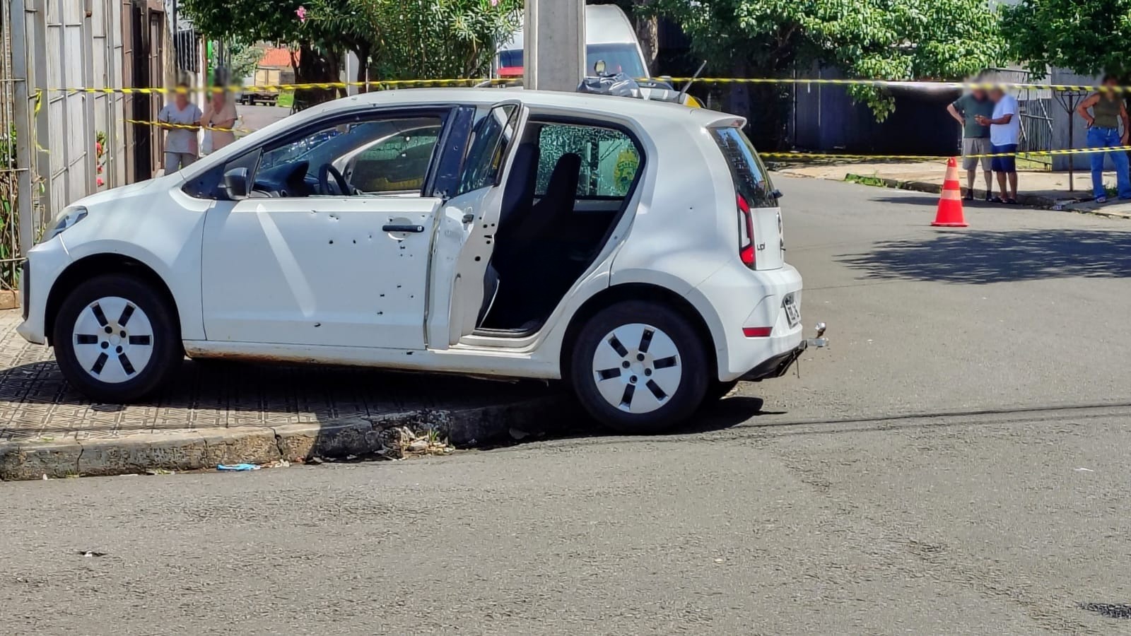 Carro é crivado de balas e jovem morre em atentado na Rua Rubi