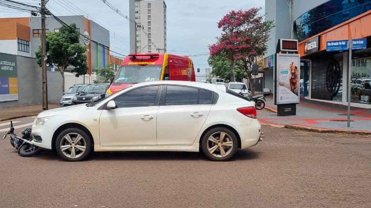 Moto para embaixo de carro após colisão na Rua Rio Grande do Sul
