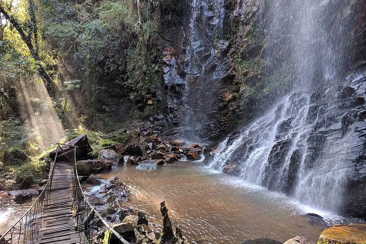 Parque com cachoeira de 38 metros e trilhas fica a 1h de Curitiba