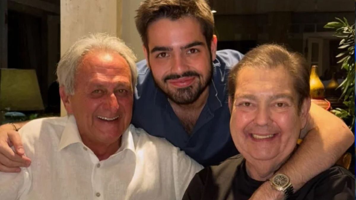 Faustão aparece em foto rara com a família na noite de Natal e filho brinca: ‘Maior privilégio’