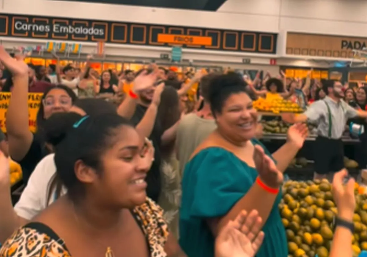 “Flashmob” surpreende clientes em supermercado no Litoral do Paraná