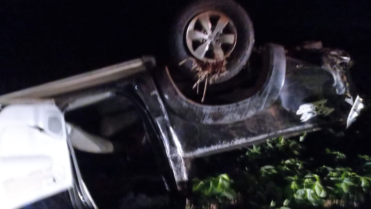 Homem sofre ferimentos graves ao capotar Hilux na PR-886