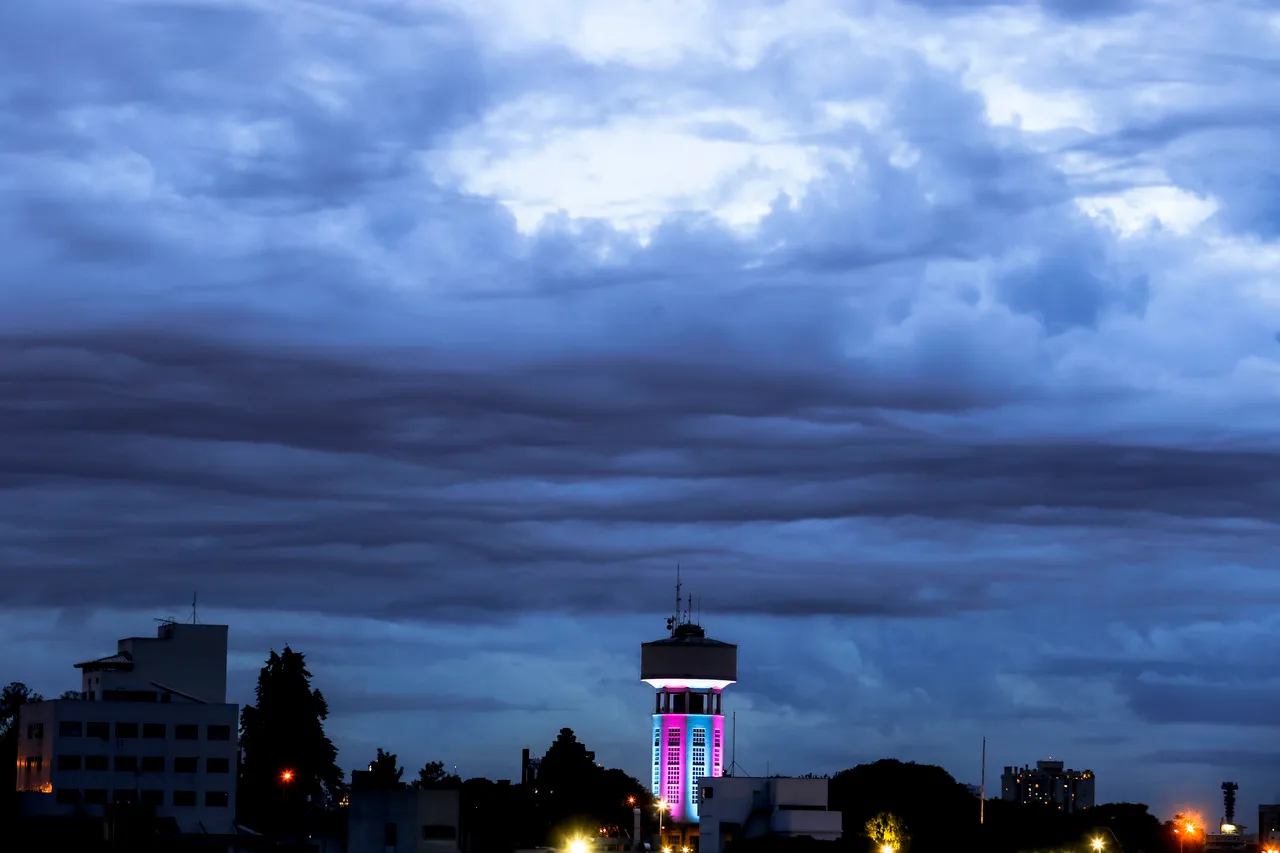 tempestade e calor em Curitiba no último dia de 2025