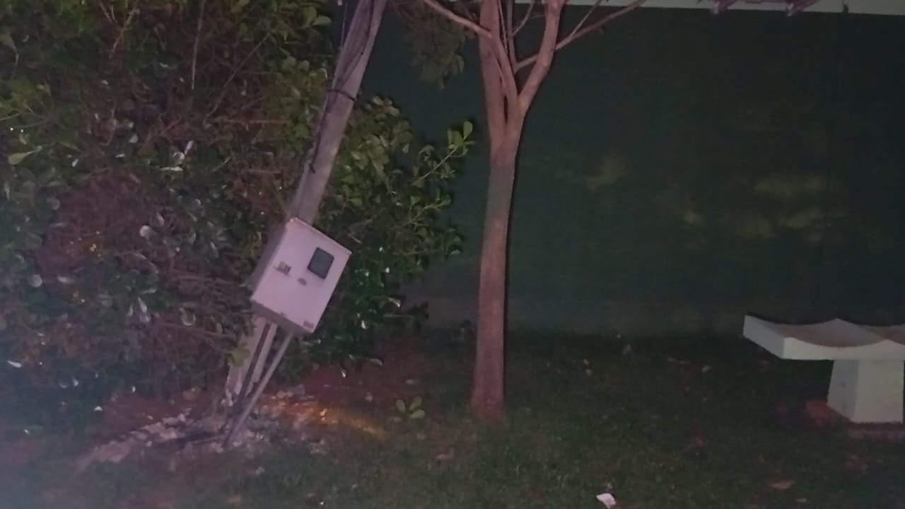 Veículo invade praça e atinge poste no Bairro Santa Cruz