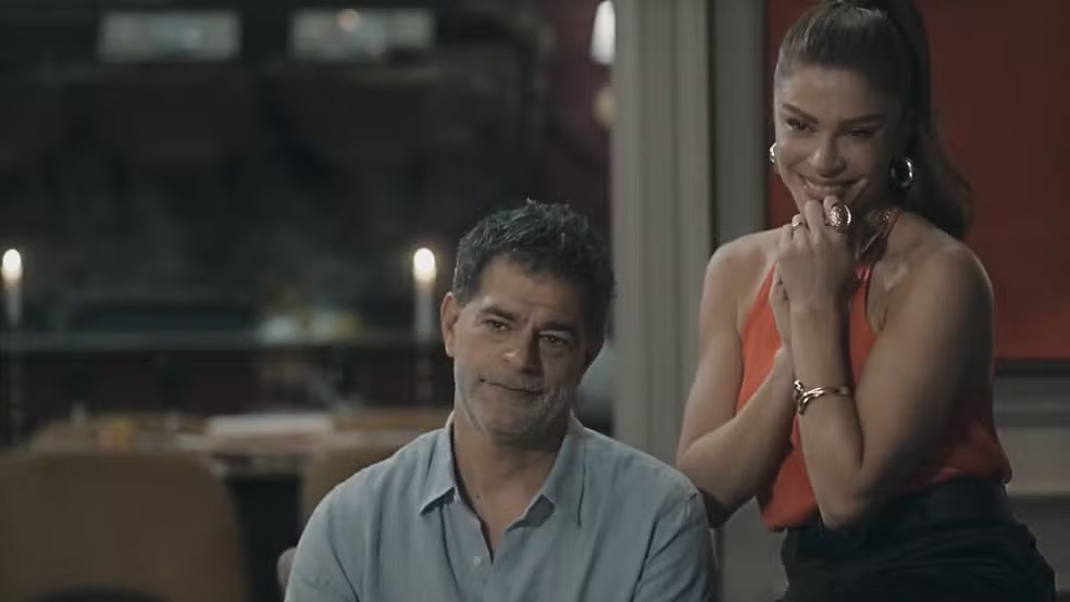 Arminda dá de cara com Rogério na mansão