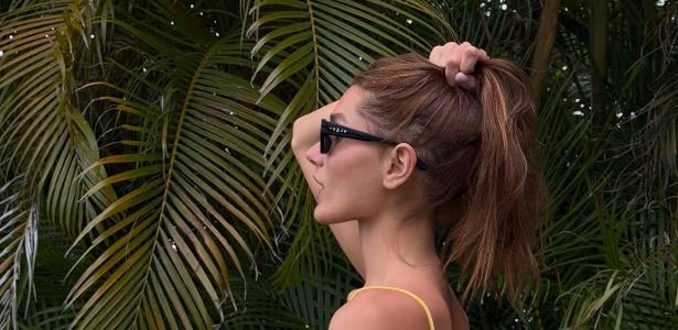 Sasha posta foto fazendo topless na praia