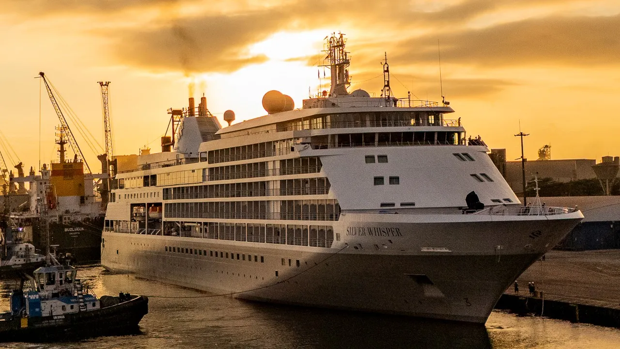 Cruzeiro de luxo atraca em Paranaguá com 345 turistas internacionais