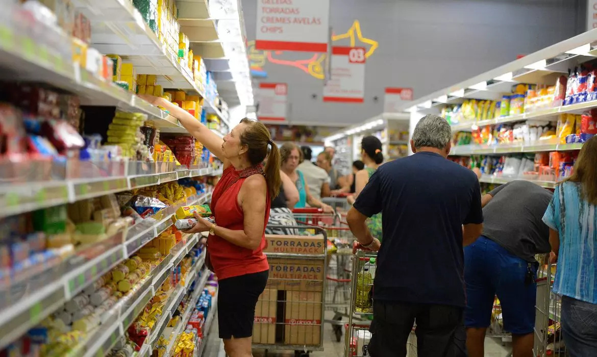 Supermercados como Atacadão, Assaí e Carrefour passam a ter que seguir norma que proíbe funcionamento sem esses itens fundamentais
