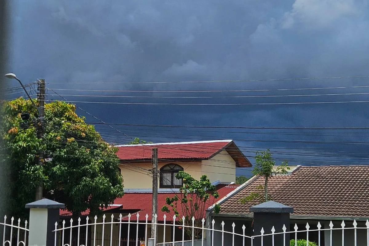 Céu fechado e alerta de temporal marcam a virada do tempo em Curitiba