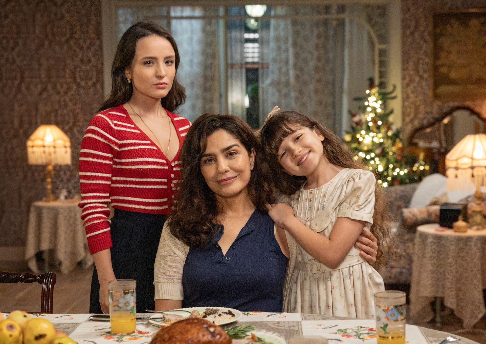 chegada de Leticia Sabatella como mãe de Larissa Manoela vai movimentar a história. Veja primeira foto