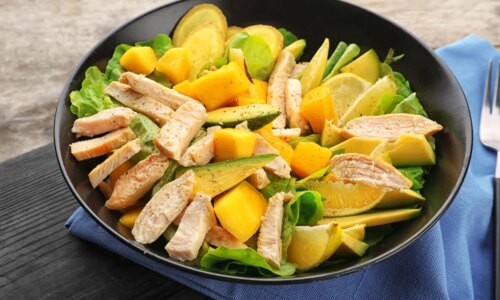 10 saladas proteicas para aumentar a massa muscular