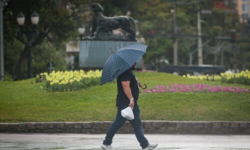 Chuva leve e tempo nublado marcam o domingo em Curitiba