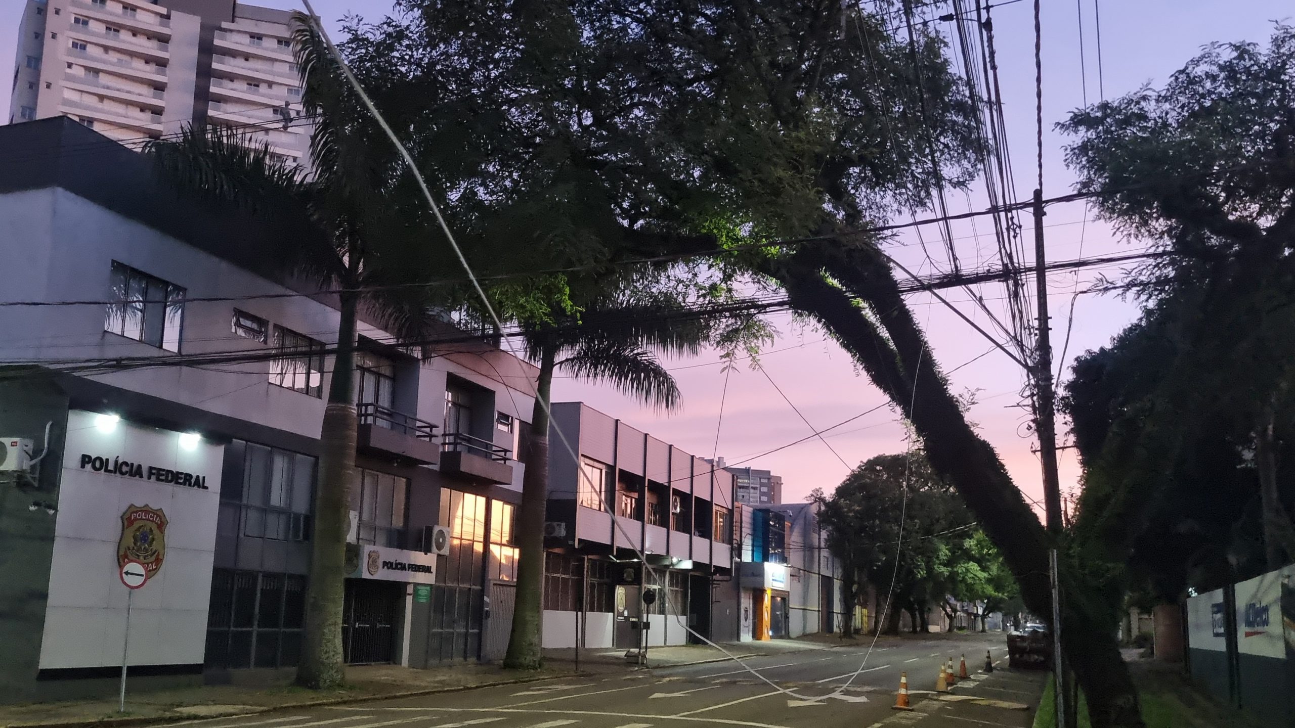 Fio de energia segue em baixa altura e oferece risco no Centro de Cascavel