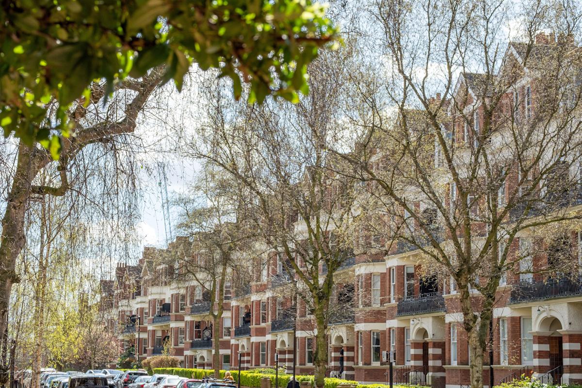 UK households turn to credit as mortgage approvals ease and savings rise